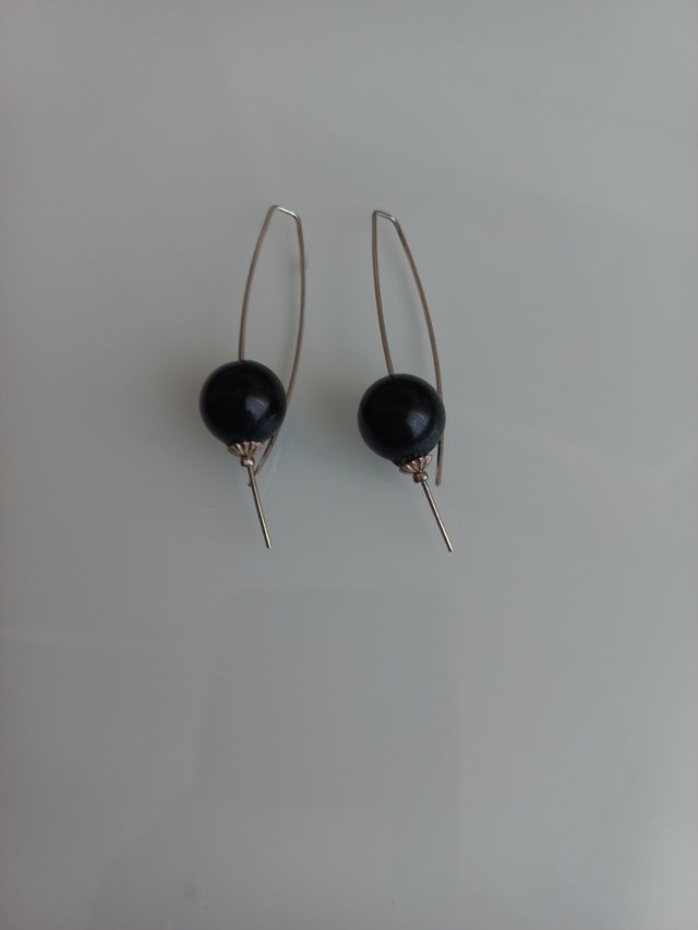 Pendientes Negros y pendientes plateados