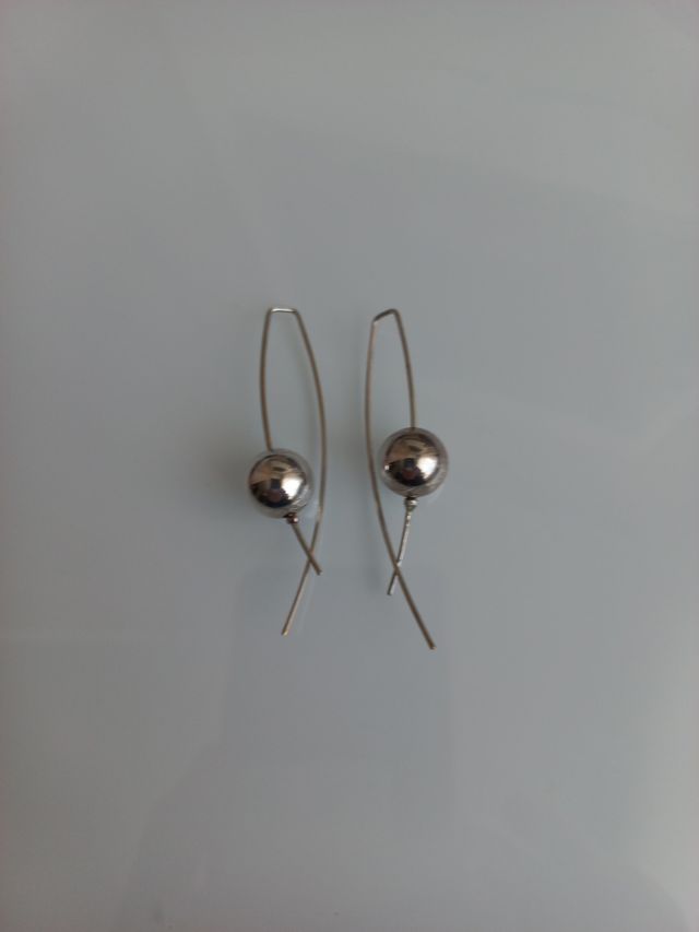 Pendientes Negros y pendientes plateados