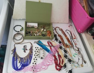 Caja artesanal con bisutería antigua 