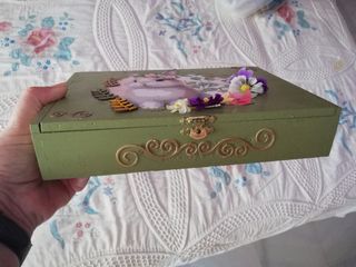 Caja artesanal con bisutería antigua 