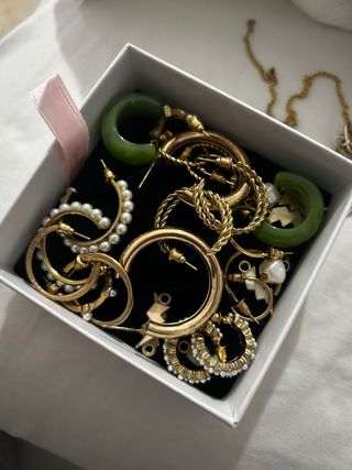 Pendientes dorados y verdes