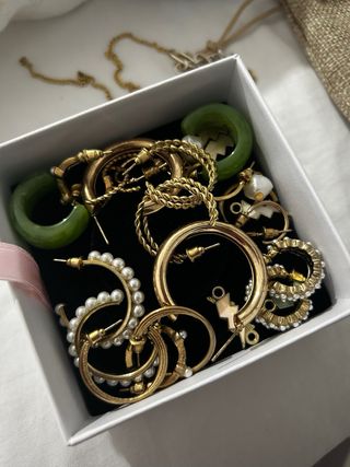Pendientes dorados y verdes