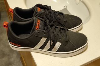 Zapatillas Adidas - Negras y Plateadas