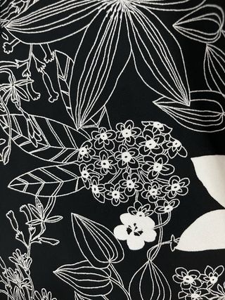 Blusa floral blanco y negro