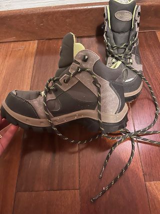 Botas trekking Quechua grises y marrones