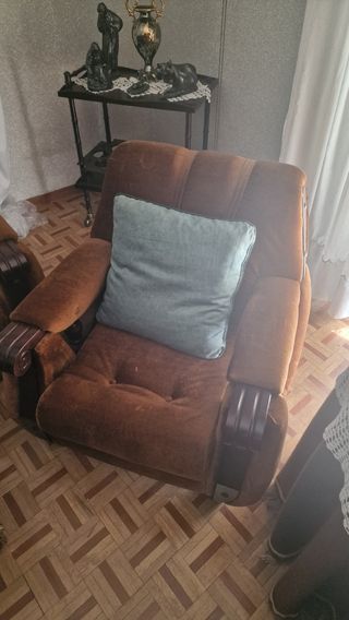 Sillón marrón de terciopelo