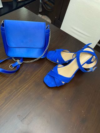 Sandalias tacón azul y bolso a conjunto 