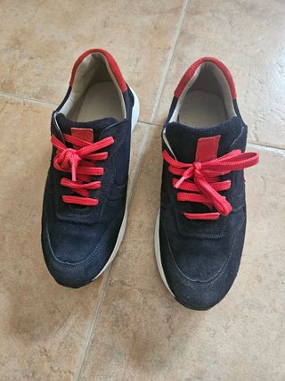 Zapatillas deportivas negras y rojas