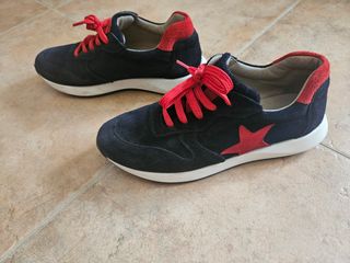 Zapatillas deportivas negras y rojas