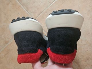 Zapatillas deportivas negras y rojas