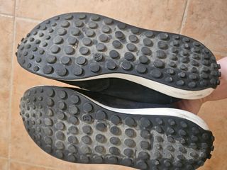 Zapatillas deportivas negras y rojas