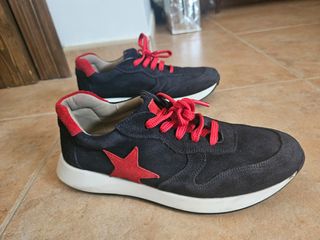 Zapatillas deportivas negras y rojas