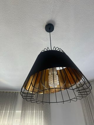Lámpara colgante negra y dorada
