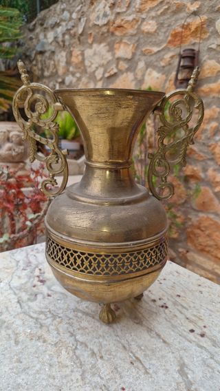 Jarrón latón antiguo decorativo