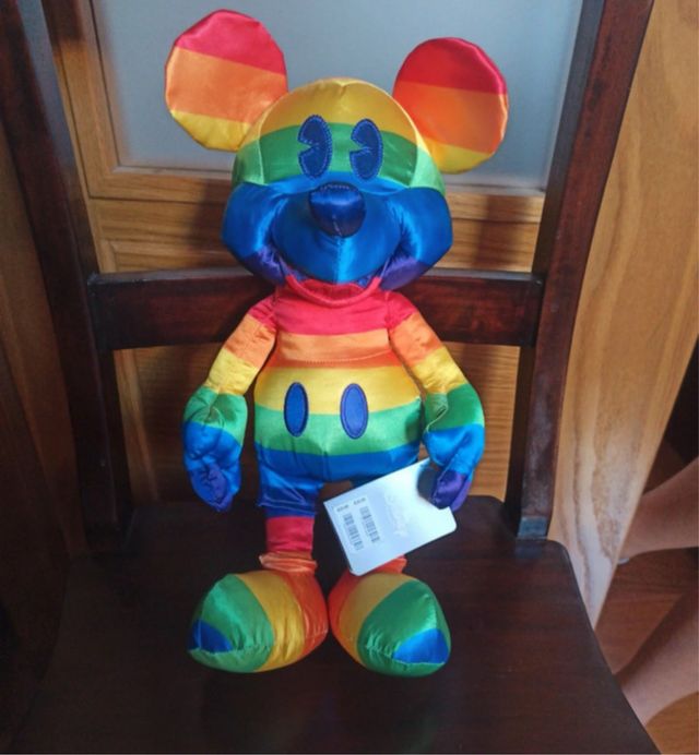 Peluche Mickey Mouse arcoiris disney store