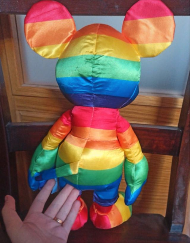 Peluche Mickey Mouse arcoiris disney store
