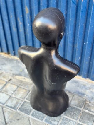Maniquí torso mujer plástico negro
