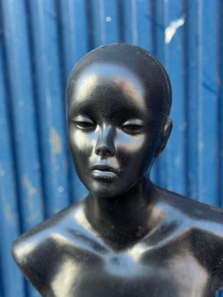 Maniquí torso mujer plástico negro