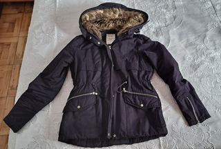 Cazadora azul marino con capucha