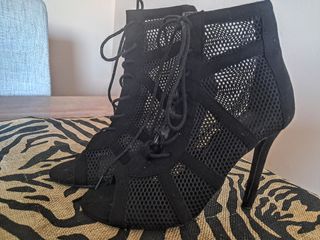 Botines negros-tacón alto