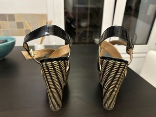 Sandalias cuña negras y doradas