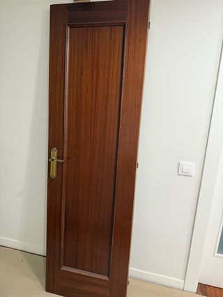 Puerta madera maciza marrón con manilla dorada