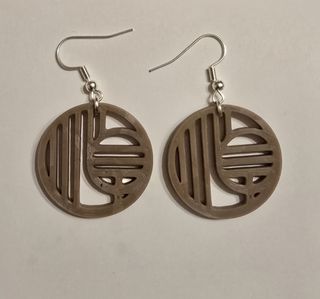 Pendientes y collar marrones