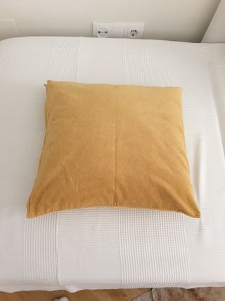 Cojín terciopelo mostaza IKEA