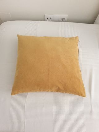 Cojín terciopelo mostaza IKEA
