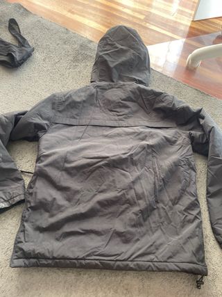 Chaqueta negra con capucha