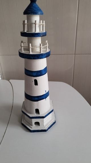 Faro decorativo blanco y azul.
