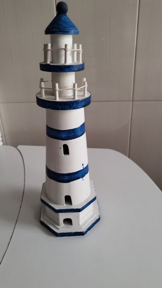 Faro decorativo blanco y azul.
