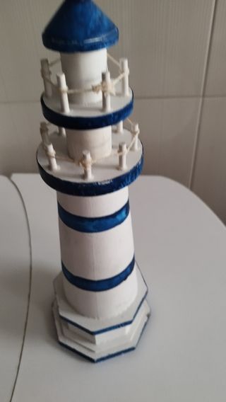 Faro decorativo blanco y azul.
