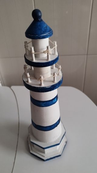 Faro decorativo blanco y azul.
