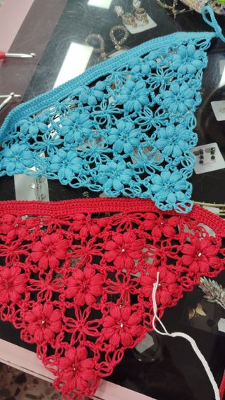 Bandana all'uncinetto floreale o rossa o blu
