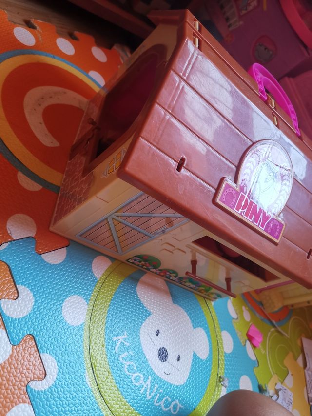 Establo Piny y 5 caballos pony