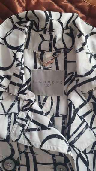Gabardina Richmond blanca estampada