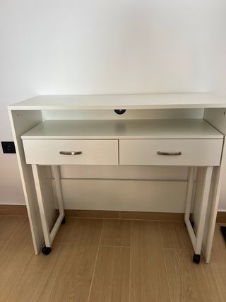 Escritorio blanco con cajones