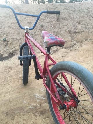 Bicicleta BMX roja