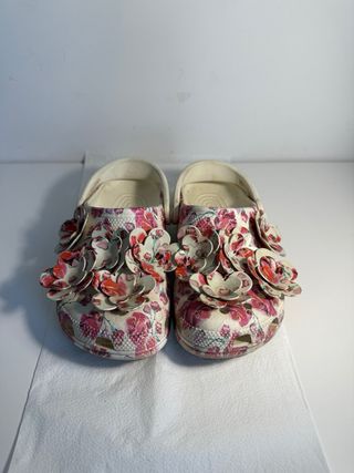 Crocs florales talla 37