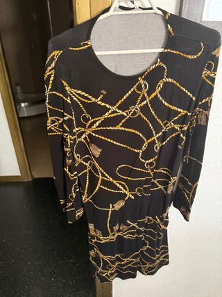Vestido negro cadena dorado