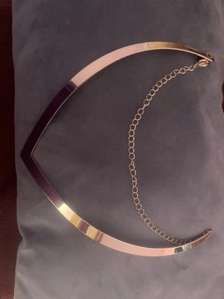 Collar dorado minimalista