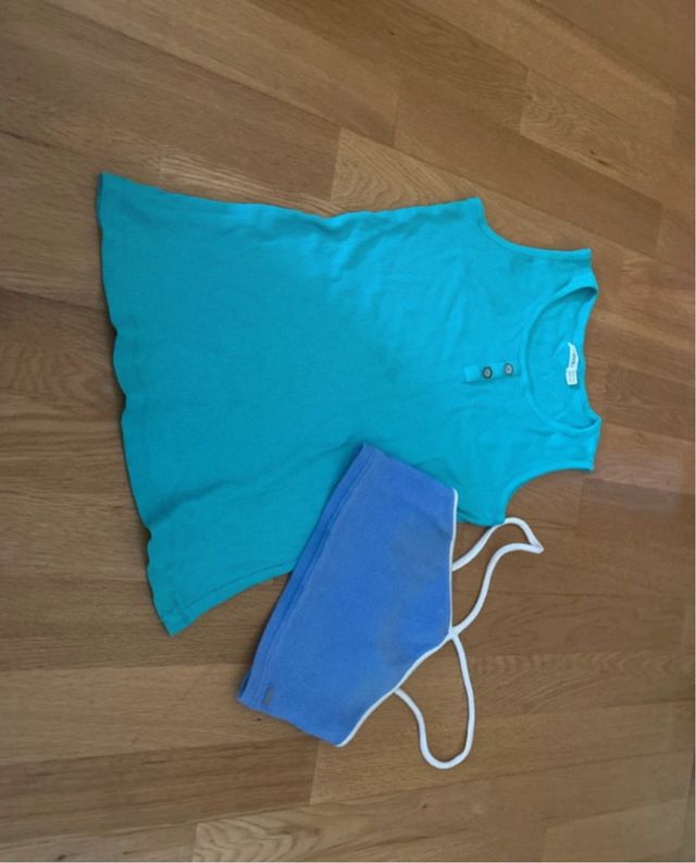 Top turquesa y top azul marino