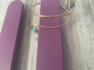 Pulsera dorada con turquesa