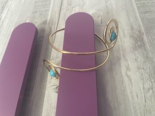 Pulsera dorada con turquesa