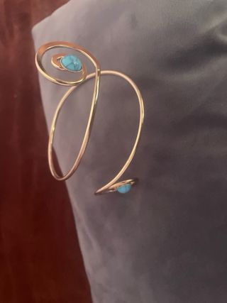 Pulsera dorada con turquesa