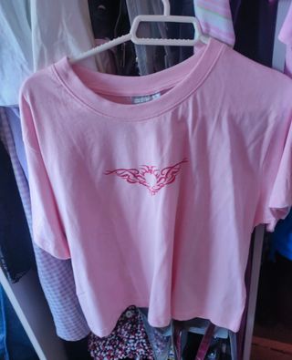 Camiseta rosa crop top