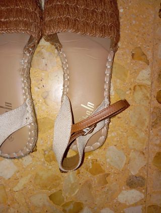 Sandalias planas marrones y beige talla 41
