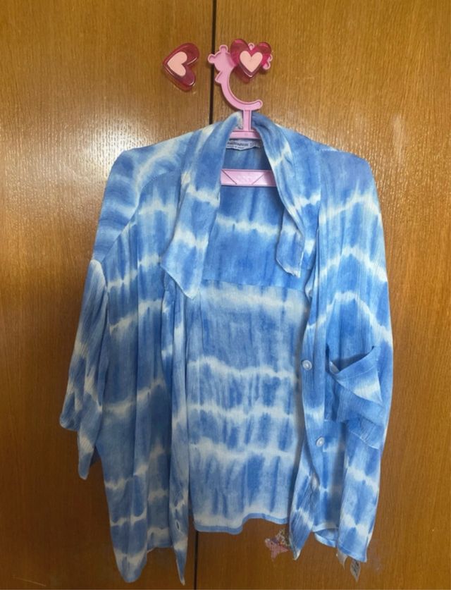 Camisa vaquera azul tie-dye