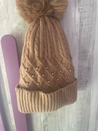 Gorro de punto beige con borla